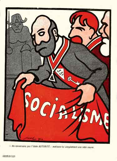 Un franc-maçon tient un grand voile rouge avec le mot  socialisme ecrit en gros caractères